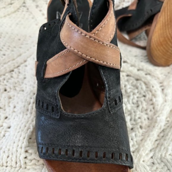 Black Sandal - Picture 3 of 8